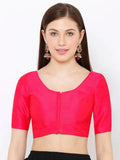Woman wearing a bright pink blouse with a plain background Glanzavi