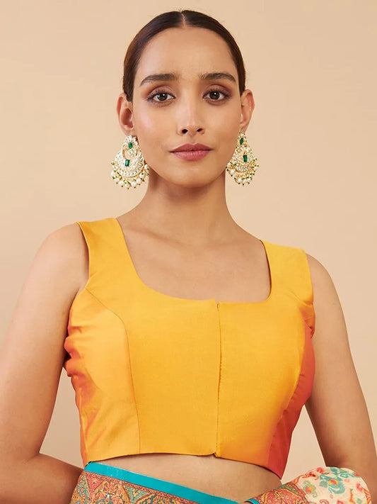 Woman wearing a yellow blouse with a beige background Glanzavi