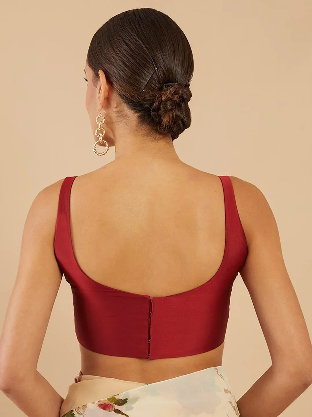 Woman wearing a red blouse with a beige background Glanzavi