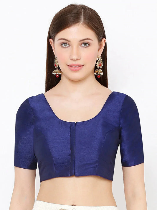 Woman wearing a blue blouse with a plain background Glanzavi