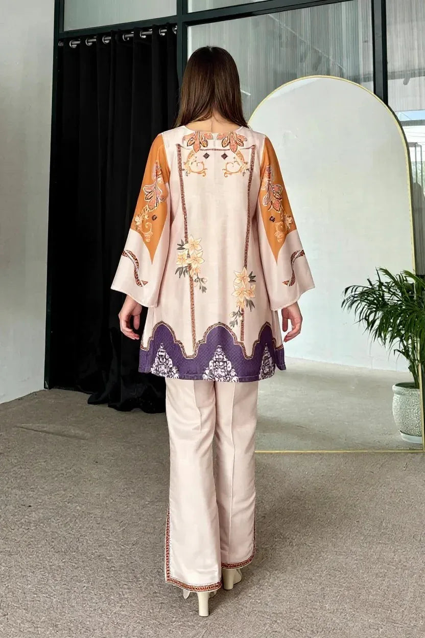 Woman wearing a stylish outfit with a floral pattern in an indoor setting Glanzavi