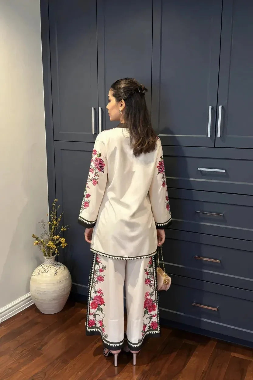 Woman in a floral outfit standing in front of a wardrobe Glanzavi