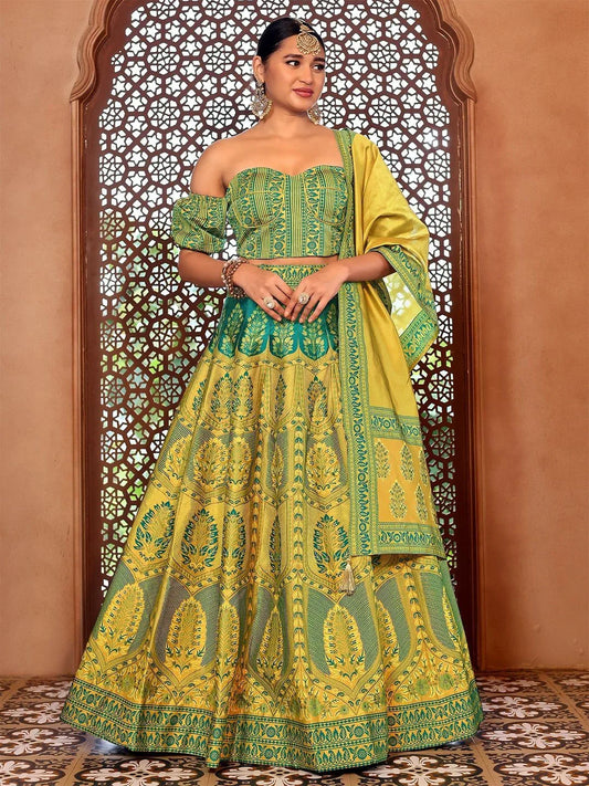 Woman wearing a green and yellow traditional outfit in front of an ornate window Glanzavi.