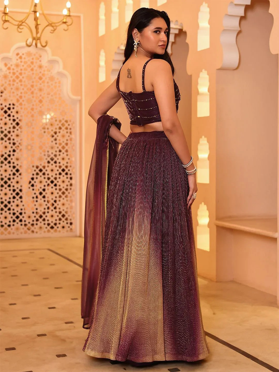 Woman in a traditional outfit with a gradient dress in a decorated room Glanzavi.