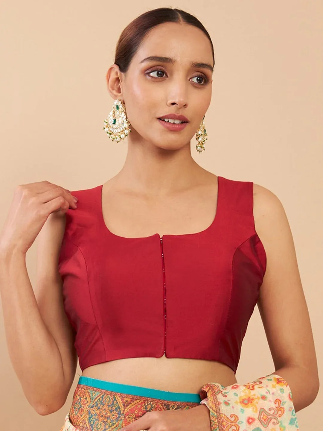 Woman wearing a red blouse with a beige background Glanzavi