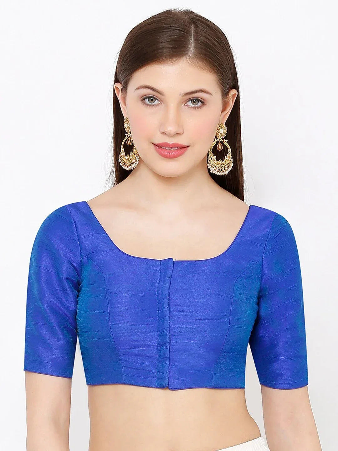 Woman wearing a blue blouse with gold earrings on a white background Glanzavi