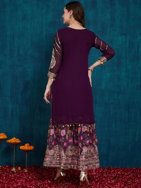 Woman wearing a dark purple dress with floral patterns on a blue background Glanzavi